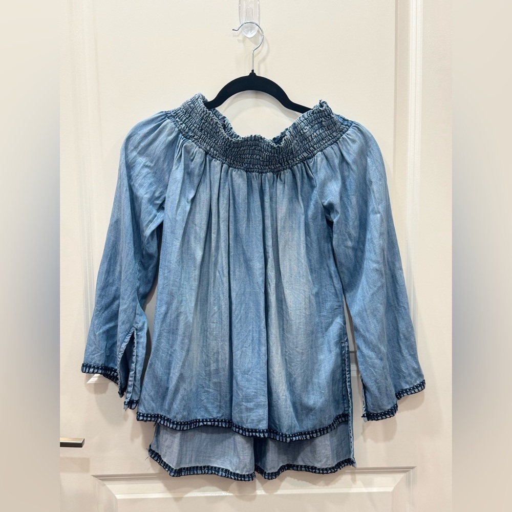 NWOT Bella Dahl Blue denim Off-Shoulder Top. So soft and cute!!